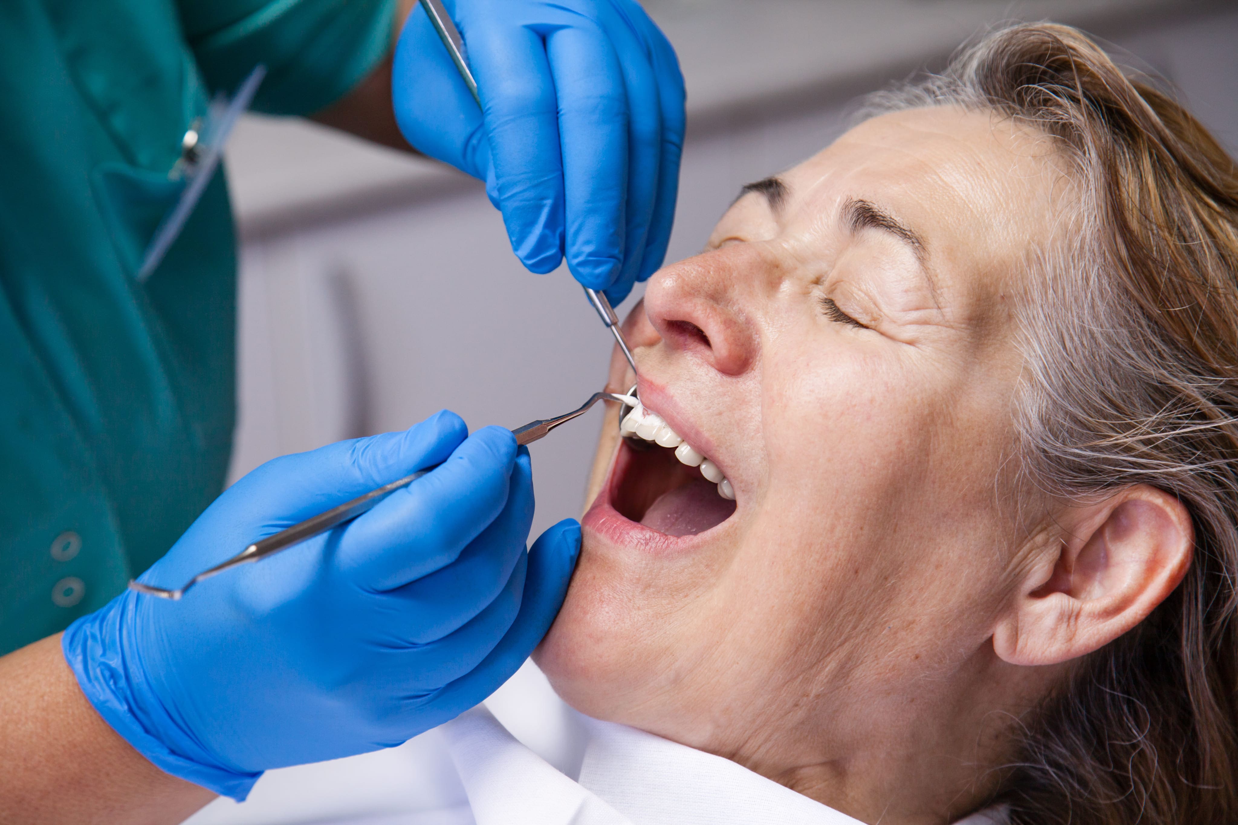 Traitement d'implant dentaire en clinique