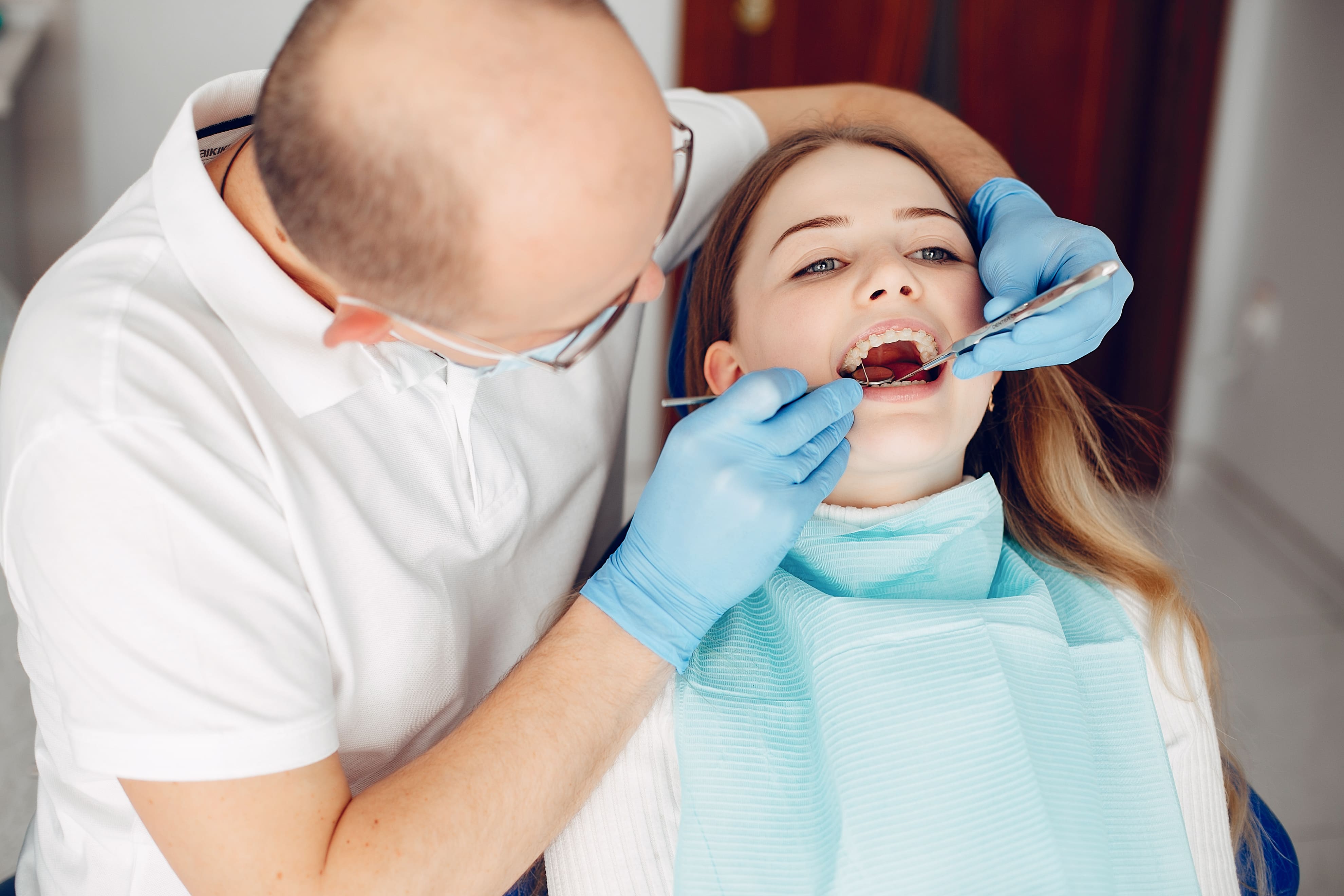 Dentiste examinant un patient