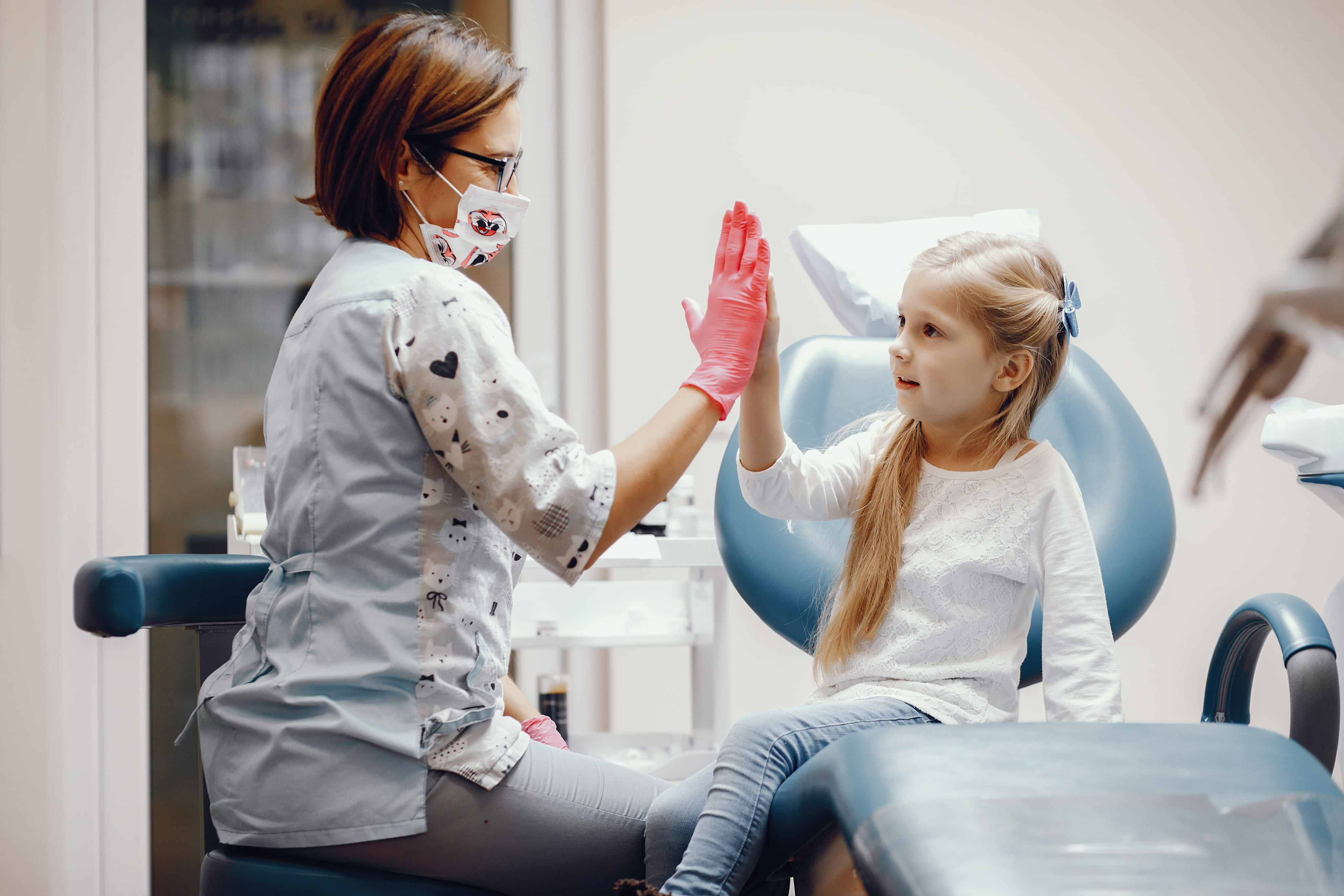 Dentiste et enfant se faisant un high-five
